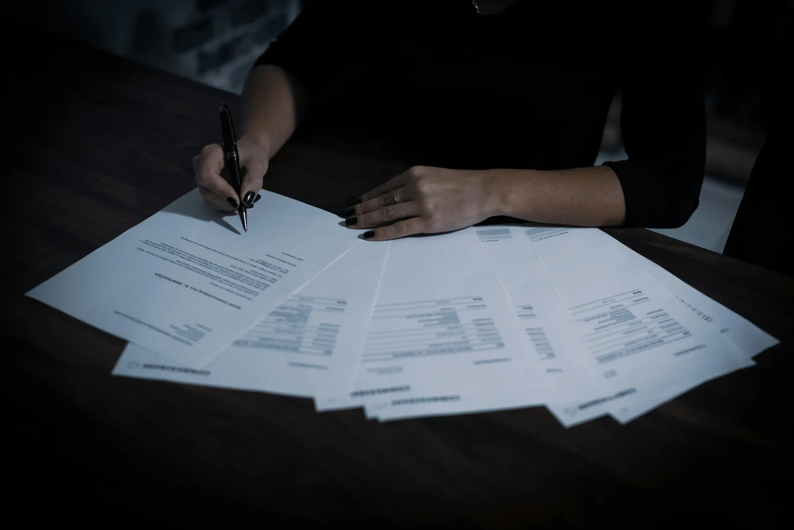 Documentación societaria y certificados sobre una mesa de oficina
